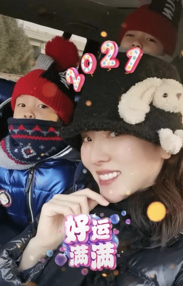 央视美女主持李思思被疑怀三胎!体态丰盈全程遮肚,被传退居幕后
