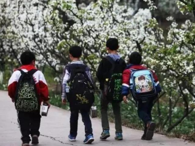 监控曝光！7岁女孩把4岁男童扔进深井：背后真相，令所有父母警醒