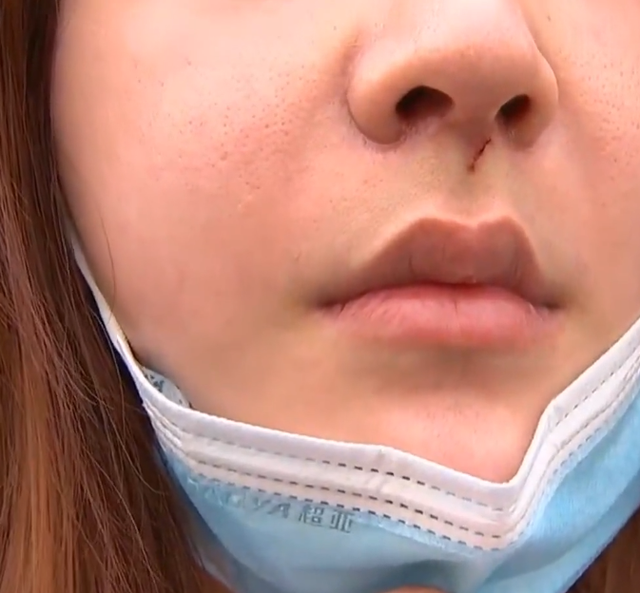 2021年美女乘车做不雅动作，被司机狂甩巴掌：打一巴掌给你500块