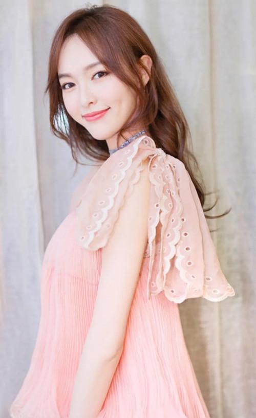 “中戏校花”唐嫣才是人生赢家，穿玫红礼服美如画，一家三口幸福