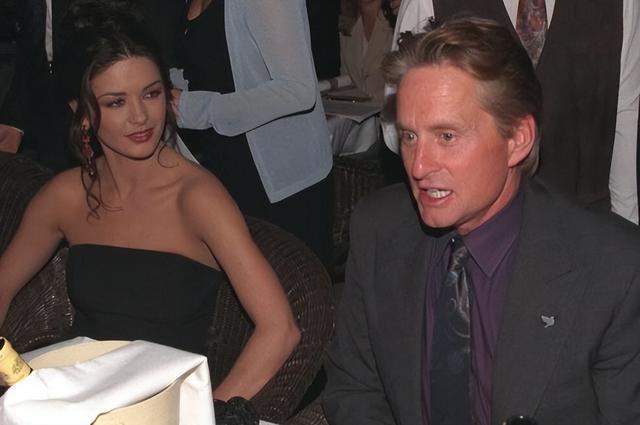 泽塔·琼斯：和花心老公相守22年，儿子遗传她的高颜值