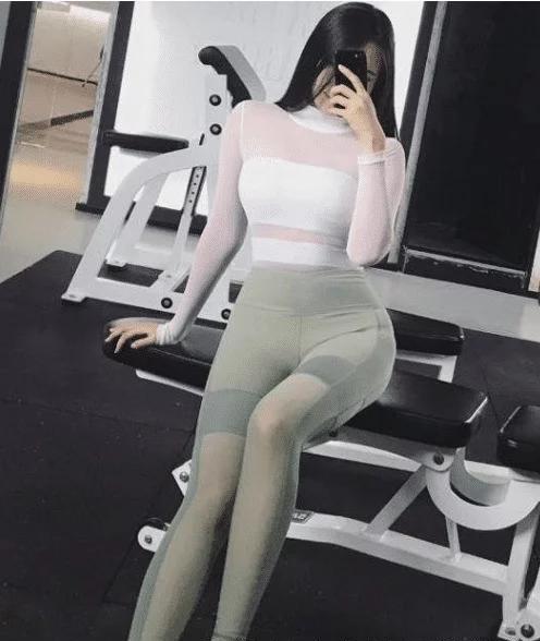 百看不厌的紧身裤美女，尽显成熟女人味