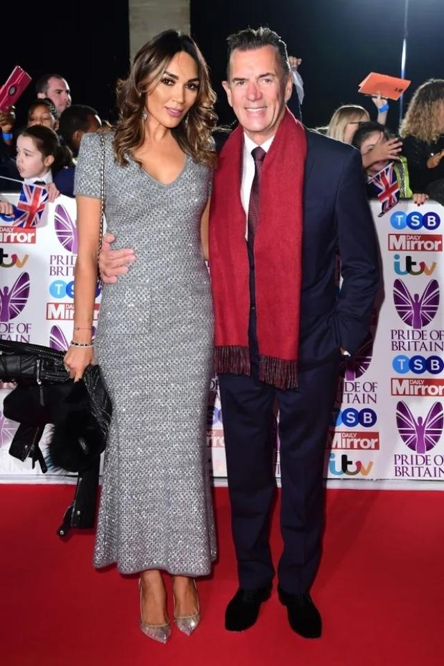 74岁英国富豪开游艇派对，美女云集，小32岁爱妻身姿曼妙还逆生长