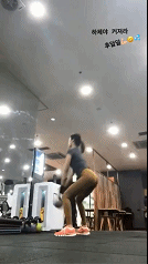 健身女孩跳钢管舞，却被网友抵制，还有人跳舞过年都不敢回家