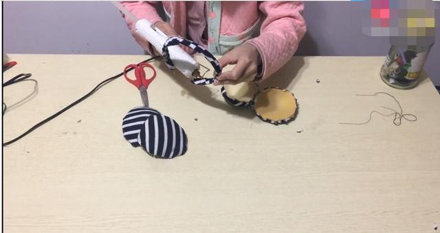 媳妇太有才了，废旧内衣剪一剪，大人小孩都能用，冬天戴上太棒了