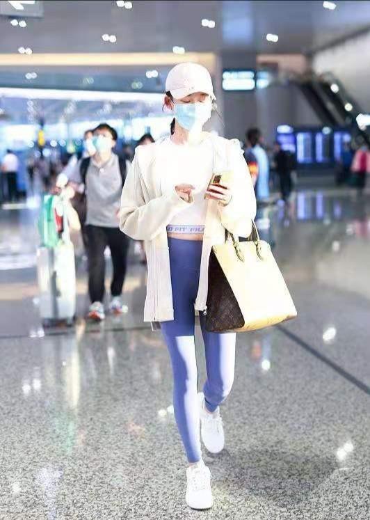 郑恺娇妻苗苗高调走机场，健美裤秀纤细小鸟腿，产后小肚腩消失