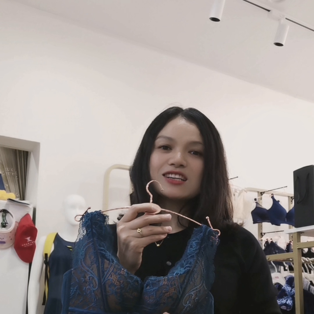 大胸美女小姐姐们看过来！ 一件内衣可以带给你走路带风的...