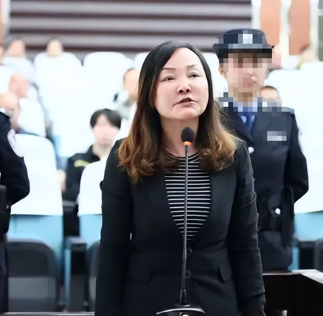 重庆“美女院长”杜晓阳，年过半百钟爱精壮小伙，被捕后下跪求饶