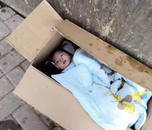 1997年辽宁35岁男子捡到“云朵女婴”，24年过去，她像鲜花一样美