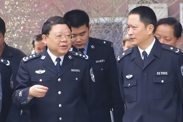 重庆打黑局长被判死刑：充当保护伞霸占警花10年，还强奸中学生