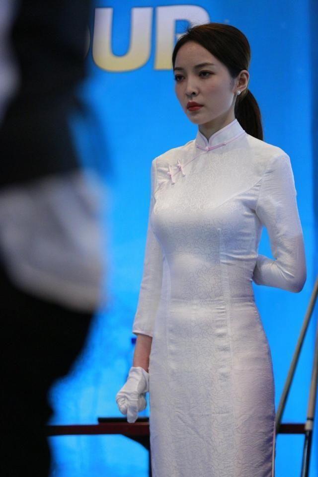 又一台球女裁判火了!中国女裁判穿旗袍亮相赛场,身姿窈窕引热议