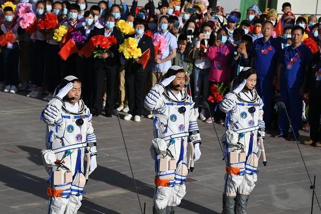 中国航天员飞天戴飞亚达表!30款最火太空表,贝佐斯钢铁侠也爱戴