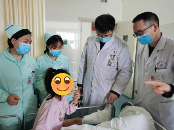 奇迹生还！娄底5岁女孩从7楼意外坠落后，还安慰惊慌的母亲“妈妈，别哭”