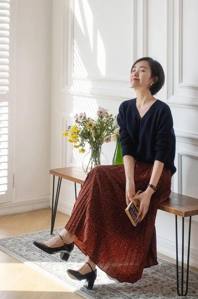 五六十岁的女人，“中粗跟鞋+裙子”，提升穿衣档次又巧妙增高