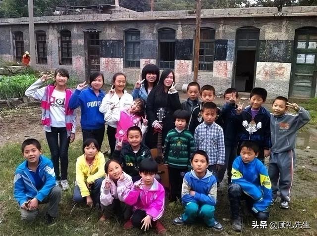 13岁辍学,20岁登上春晚,后来身价过亿的西单女孩,现在怎么样了