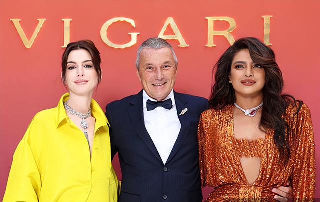 印度39岁女星朴雅卡闪耀巴黎，“又黑又胖”，同框海瑟薇却更耀眼