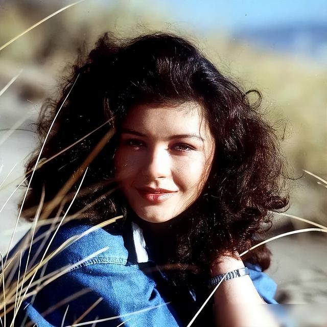 泽塔·琼斯：和花心老公相守22年，儿子遗传她的高颜值