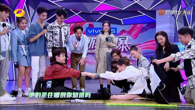 女星穿短裙在快本玩游戏，多次走光仍不换裤子，何炅只能闭上眼睛