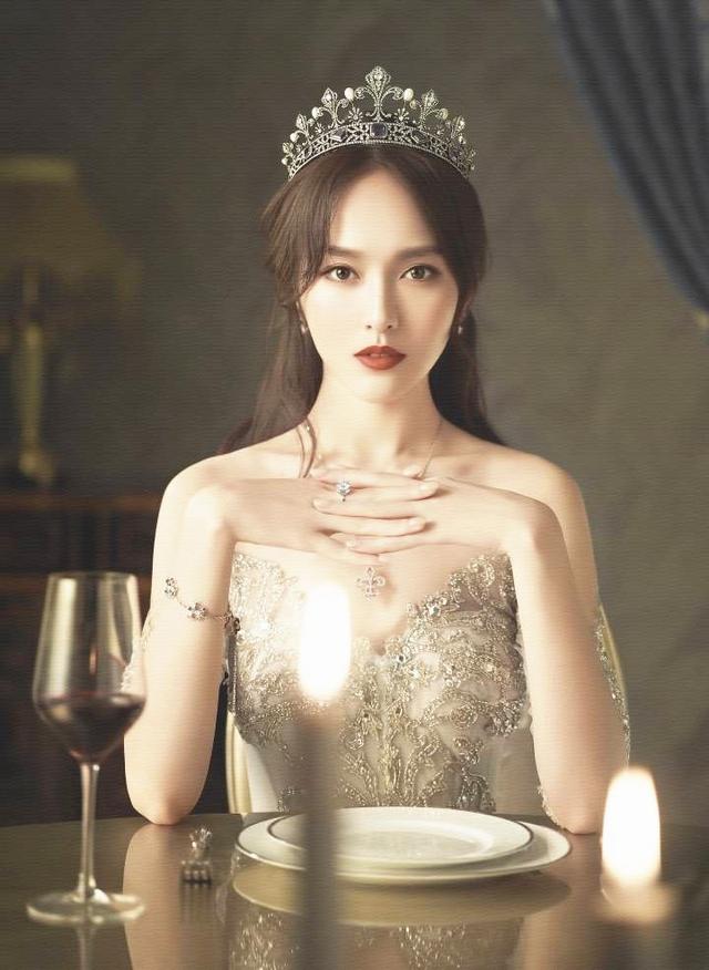 “中戏校花”唐嫣才是人生赢家，穿玫红礼服美如画，一家三口幸福