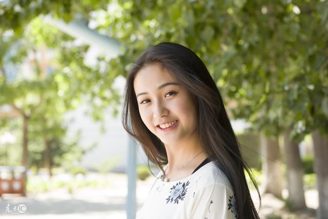 小说：女厕所跑进一只狗，女朋友吓得不敢进，他假扮美女去捉狗