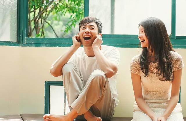 朱亚文沈佳妮街头热吻，结婚10年仍如胶似漆，除了他们还有这2对