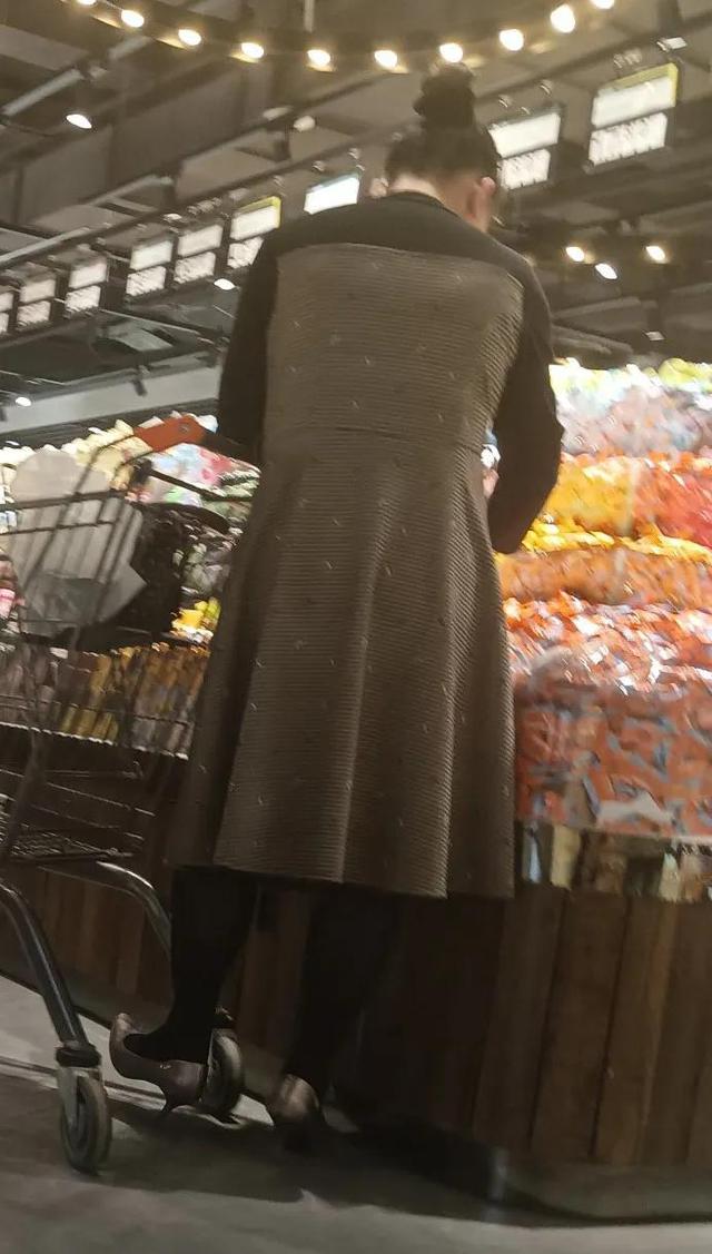 银色高跟鞋美女