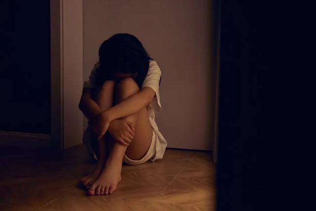 13岁女孩遭邻居性侵,怀孕7个月父母不知情