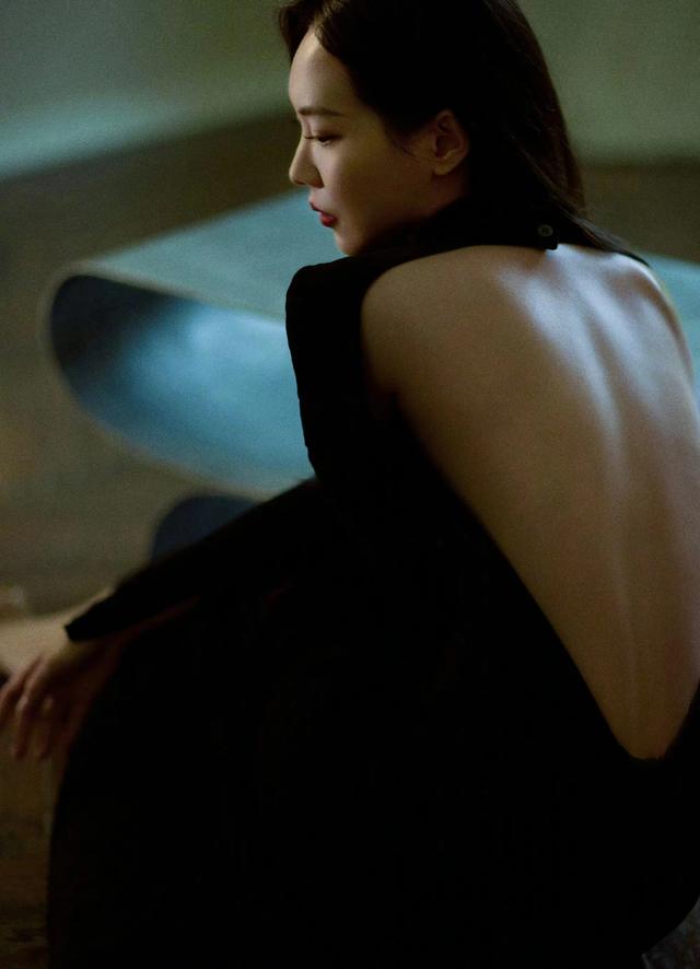 这一天，海清秀美腿，娜扎酥胸半露，却被另一位新疆美女抢了风头