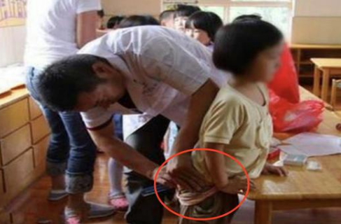 4岁女儿放学回家,大声哭喊“我想尿尿”,妈妈脱下孩子裤子怒了