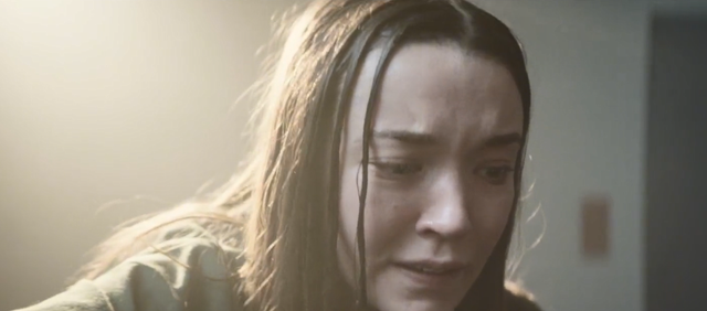 女孩被囚禁在房间,双手钉在墙上,为了活命她只能屈服!惊悚片