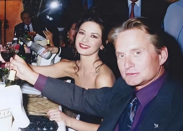 泽塔·琼斯：和花心老公相守22年，儿子遗传她的高颜值