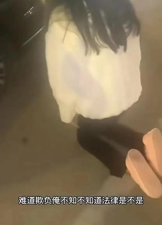 叶婷疑似精神失常：脱裤子，扇耳光，跪下哭喊！她究竟怎么了？