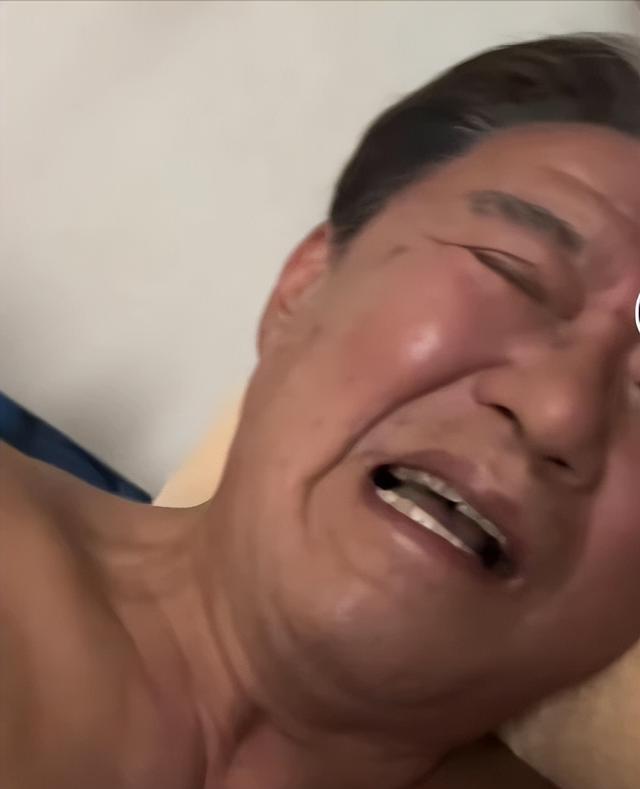 李立群行为又引热议，按摩时拍视频露臀部，女助理在旁帮忙拉裤子