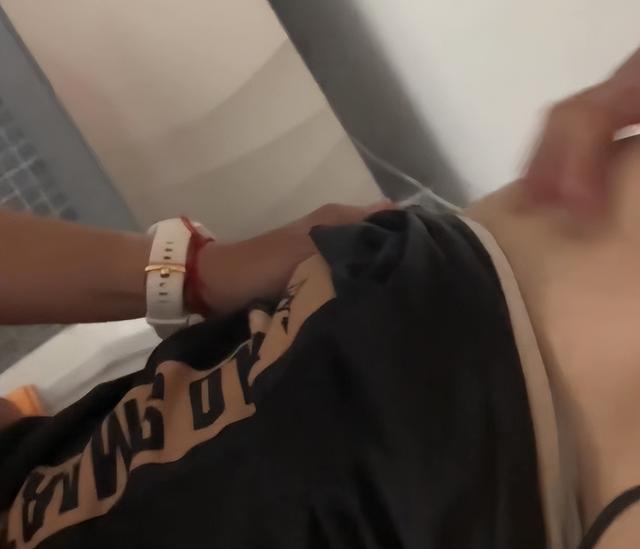 李立群行为又引热议，按摩时拍视频露臀部，女助理在旁帮忙拉裤子