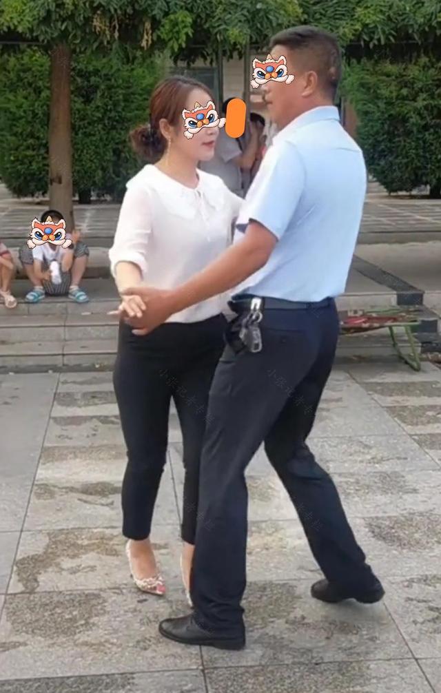太大胆了！一男子和美女在广场跳舞，完全不顾妻子的感受