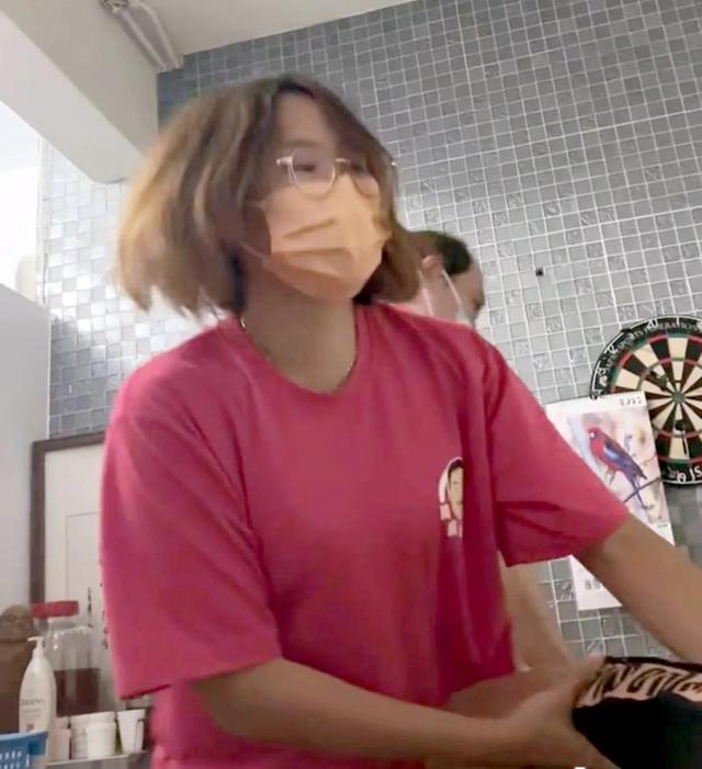 李立群行为又引热议，按摩时拍视频露臀部，女助理在旁帮忙拉裤子