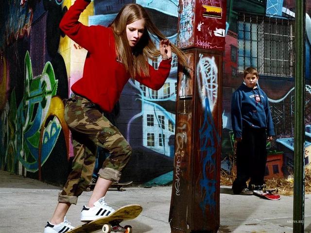 公开私人号码获7亿点击，淡妆美上热搜，还是当年的朋克女孩