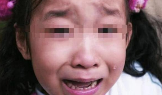 4岁女儿放学回家,大声哭喊“我想尿尿”,妈妈脱下孩子裤子怒了