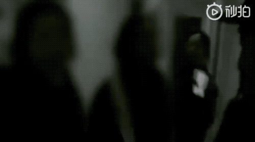 女学生持刀进地铁，还踢民警裆！