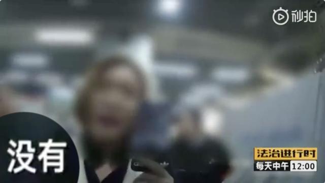 女学生持刀进地铁，还踢民警裆！