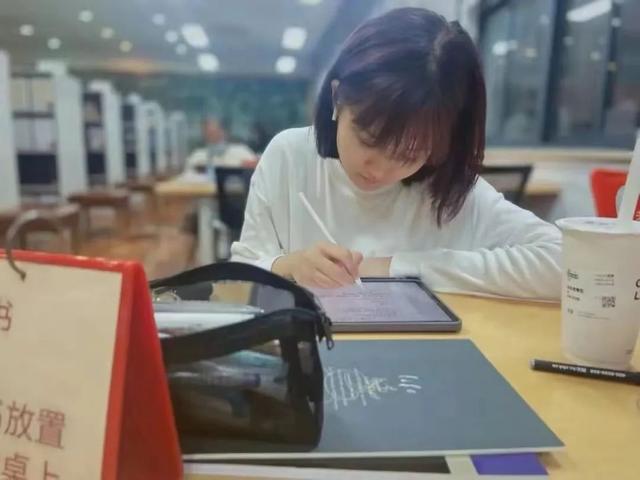 “陪酒女，夜店美女！”95后女孩保研后染粉色头发后被网暴？