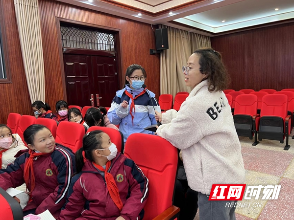 凤凰县箭道坪小学凤凰路校区：“呵护花开 相伴成长”五年级女生青春期知识讲座