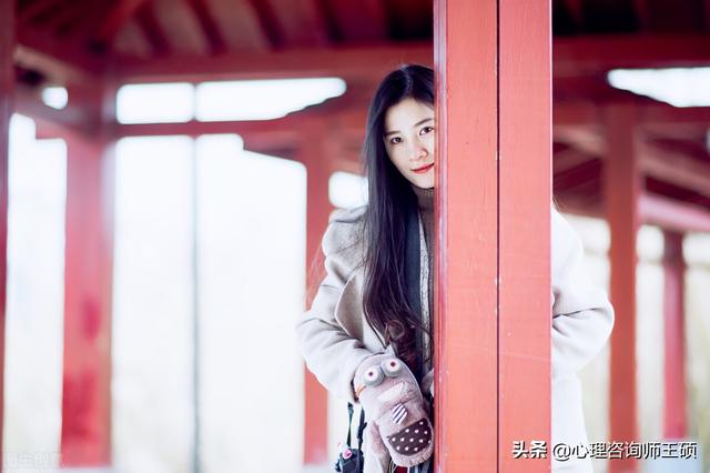 约会不要总是搂搂抱抱，这三种方式让女人感觉更好