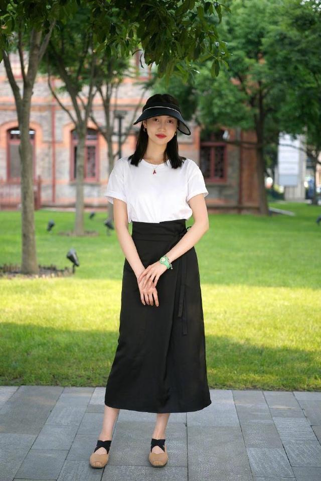 杭州美女好喜欢淑女风,穿的裙子都挺温柔,柔美得像水一样