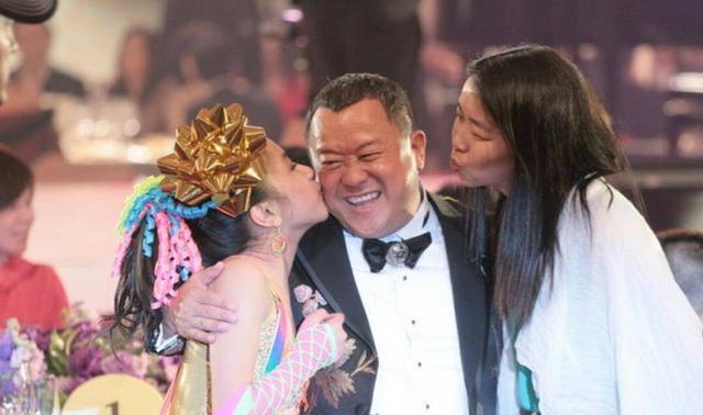 曾志伟庆70岁生日，被多位美女轮流亲吻，一脸笑容不躲闪