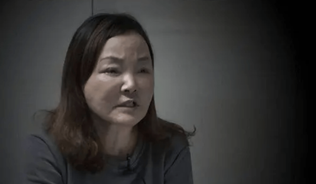 重庆“美女巨贪”被揪出：50岁仍爱年轻小伙，被抓后跪地求饶