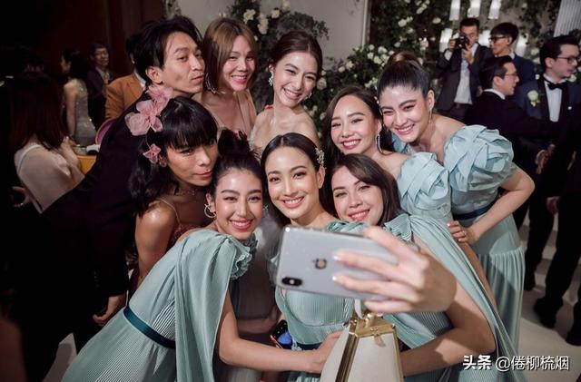 泰星道妹Taew因为腋窝太黑被嘲,好友Mint再次因为疑似红娘躺枪