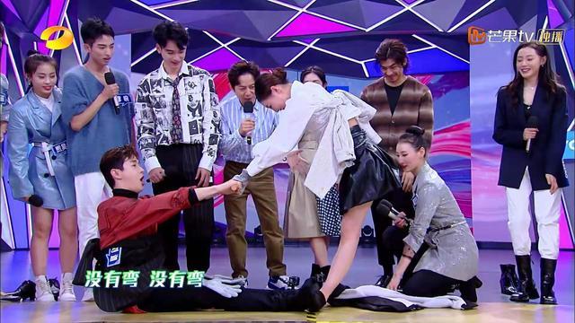 女星穿短裙在快本玩游戏，多次走光仍不换裤子，何炅只能闭上眼睛