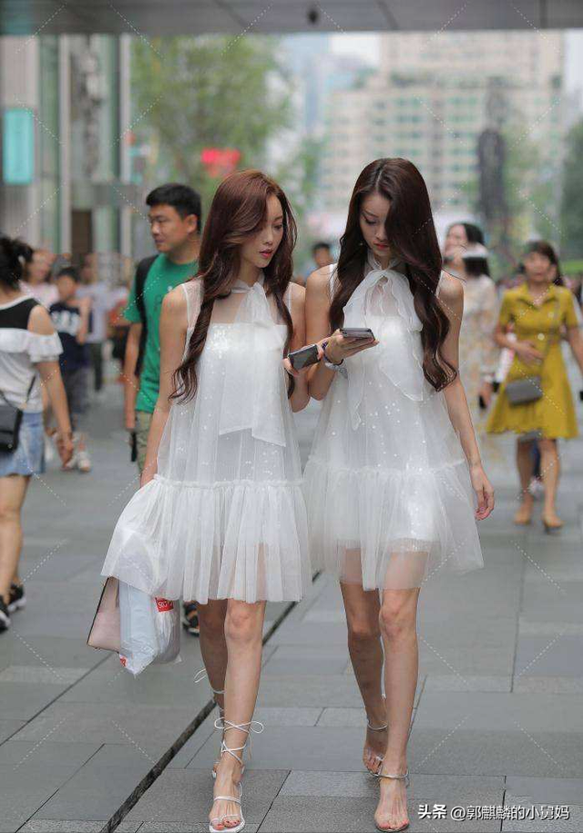 美女双胞胎姐妹花让人羡慕，同穿白色仙女裙，简直是仙女下凡