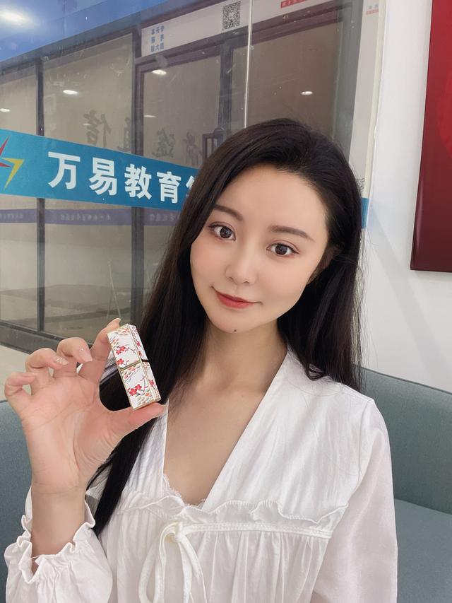 这款口红显白到炸裂，都是大牌口红，黑黄皮女生涂上也不踩雷！